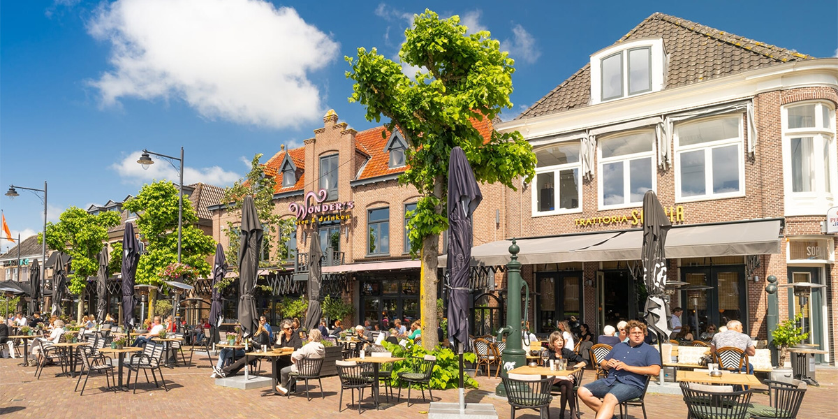 Markt en terrassen in het centrum van Schagen